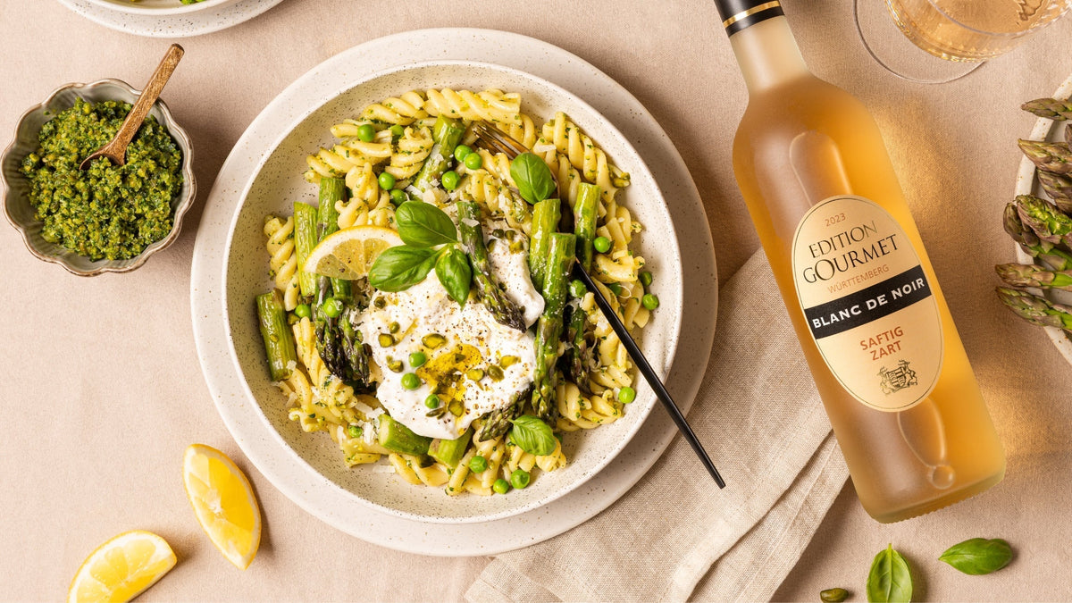 Spargel-Pasta mit Burrata und Pistazien-Zitronen-Pesto und "Blanc de Noir" der Edition Gourmet