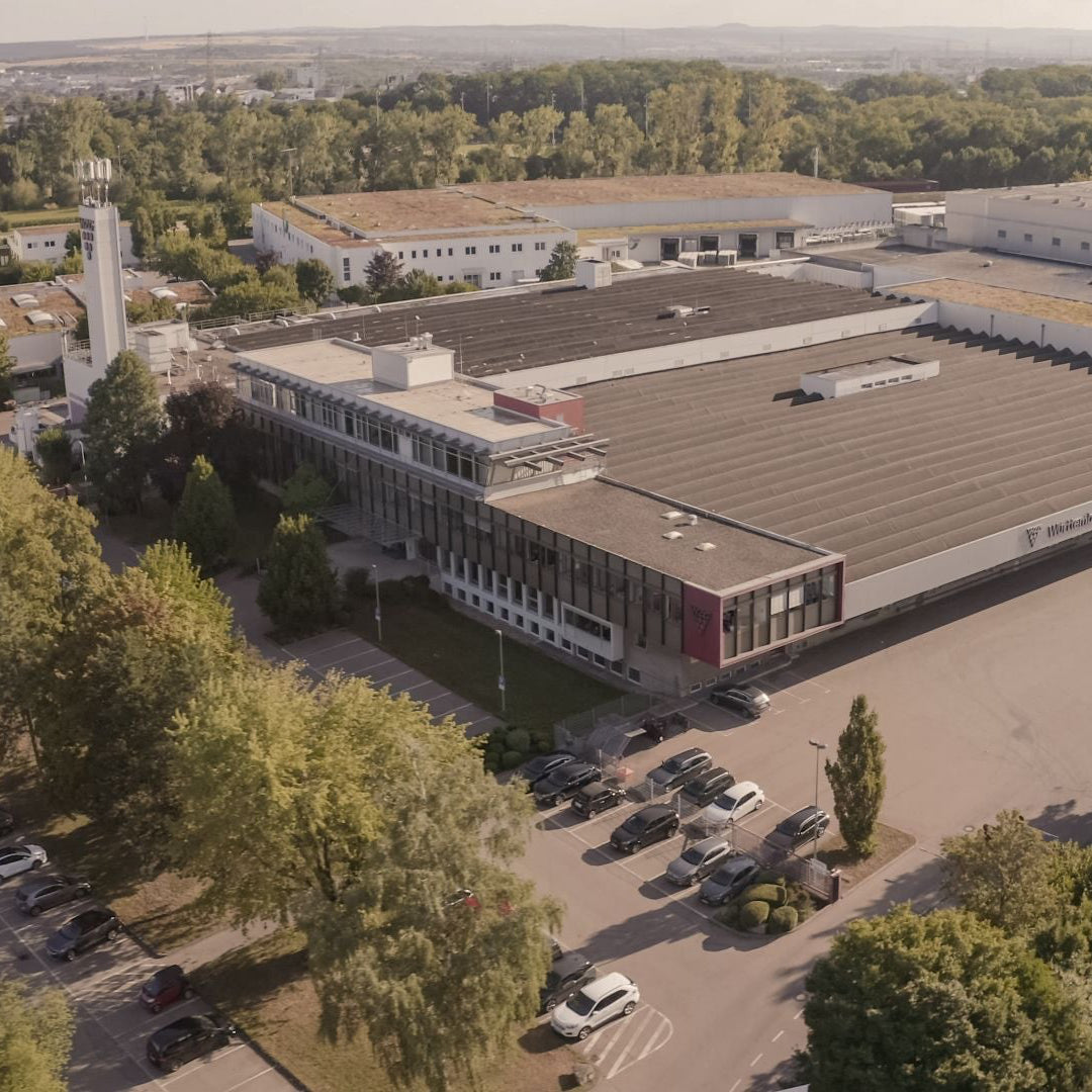 Luftaufnahme des WZG Betriebsgeländes und der Produktionsgebäude.