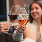 Frau genießt Rotwein aus dem Weinangebot der WZG zu einem gemeinsamen Essen.
