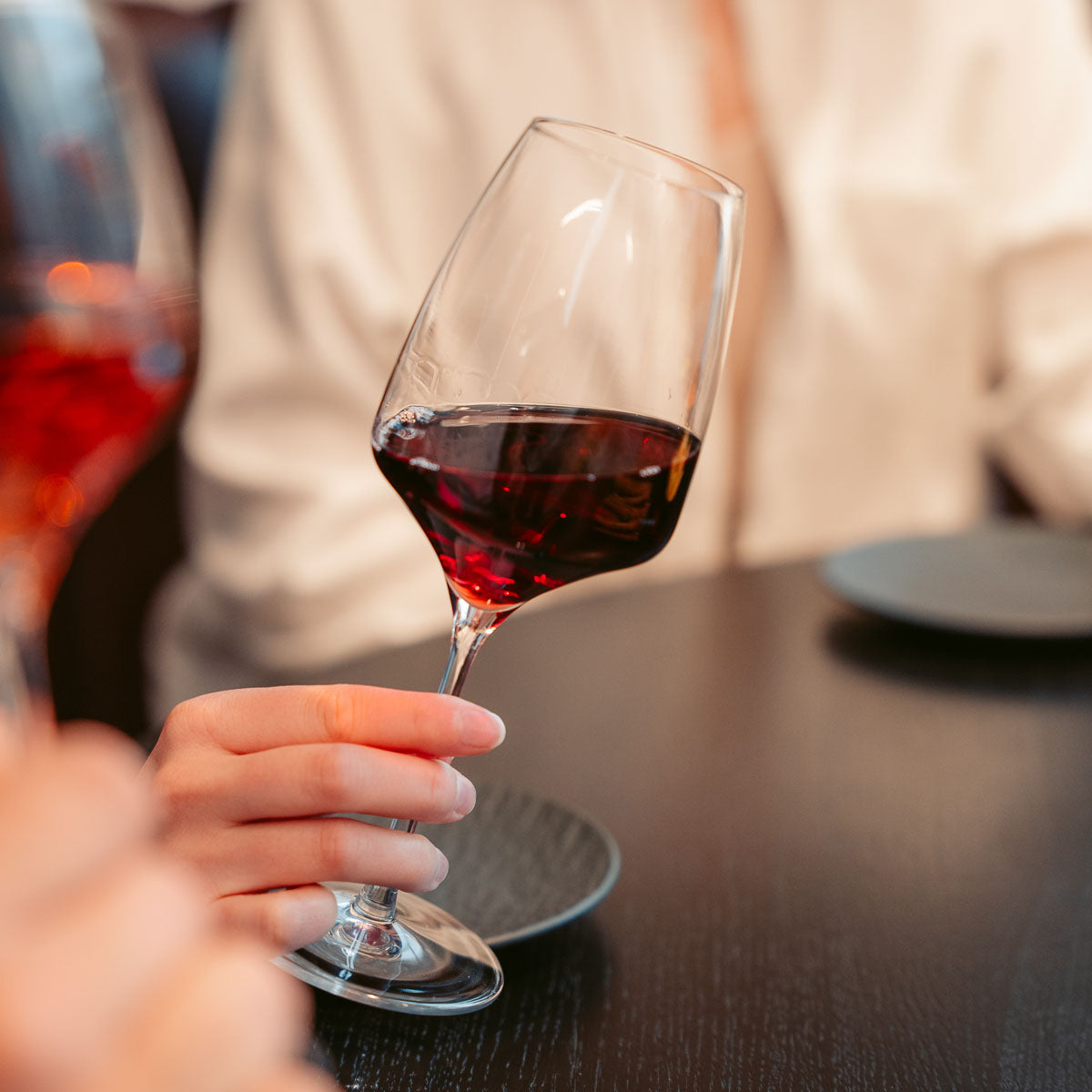 Rotwein im Glas aus dem vielfältigen Weinangebot der WZG.