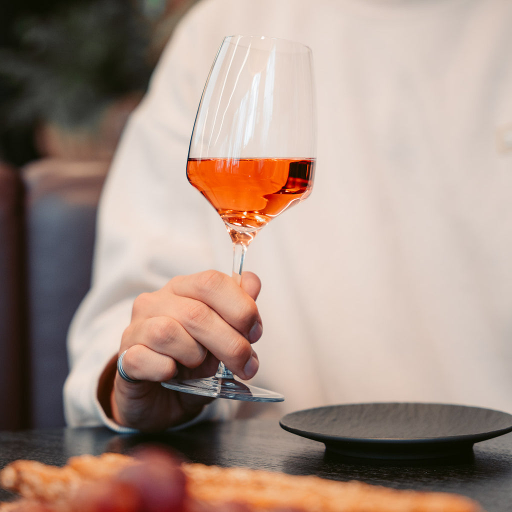 Roséwein im Weinglas aus dem vielfältigen Weinangebot der WZG.