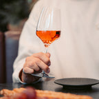 Roséwein im Weinglas aus dem vielfältigen Weinangebot der WZG.