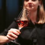 Frau mit WZG Rosewein in der Hand