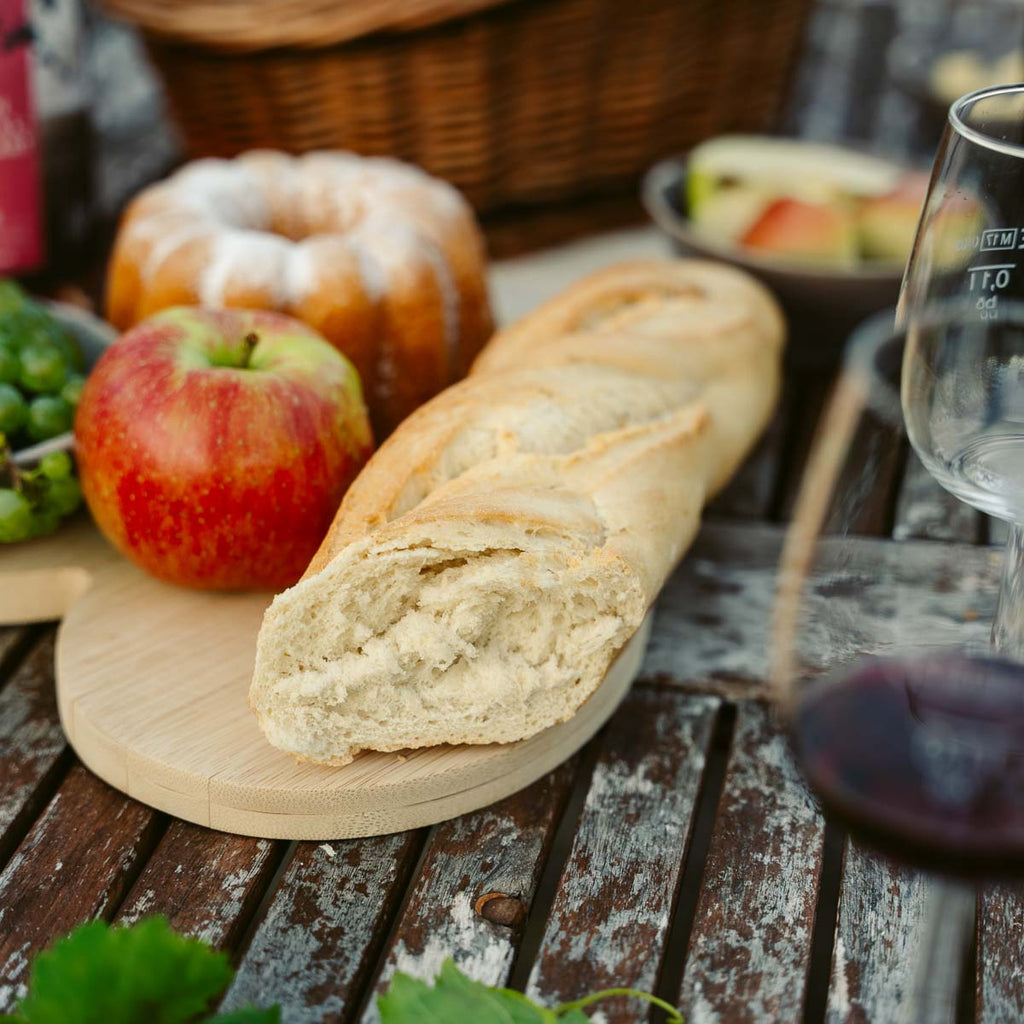 Brotzeit mit Rotwein aus dem Sortiment der WZG Weine.