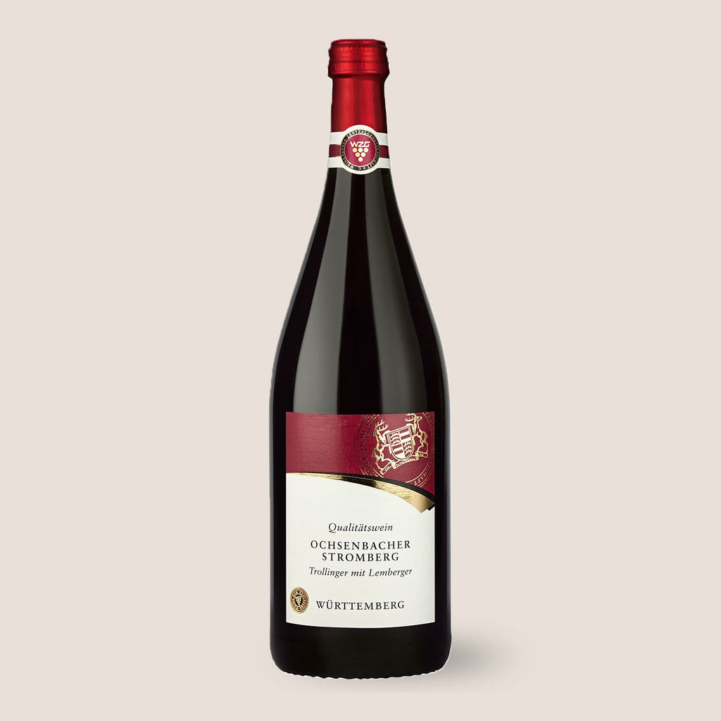 Flasche Aus’m Ländle Rotwein der WZG mit rotem Verschluss und hellem Etikett vor neutralem Hintergrund.