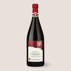 Flasche Aus’m Ländle Rotwein der WZG mit rotem Verschluss und hellem Etikett vor neutralem Hintergrund.
