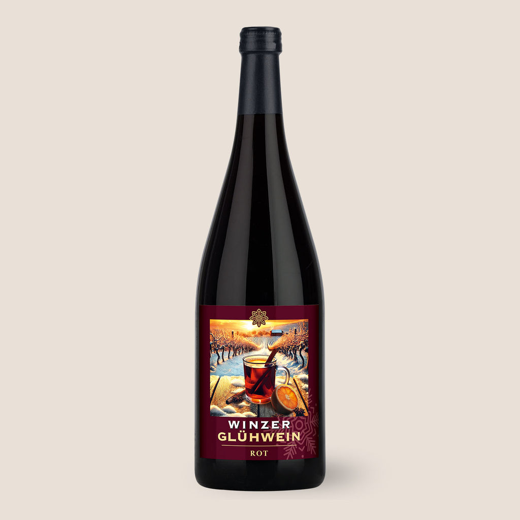 Flasche roter Winzerglühwein aus der Aus’m Ländle Linie der WZG vor hellem Hintergrund.
