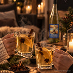Aus’m Ländle Winzerglühwein der WZG in gefüllten Weingläsern in stimmungsvoller, winterlicher Atmosphäre.