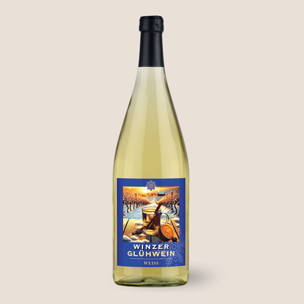 Flasche weißer Winzerglühwein aus der Aus’m Ländle Linie der WZG vor hellem Hintergrund.