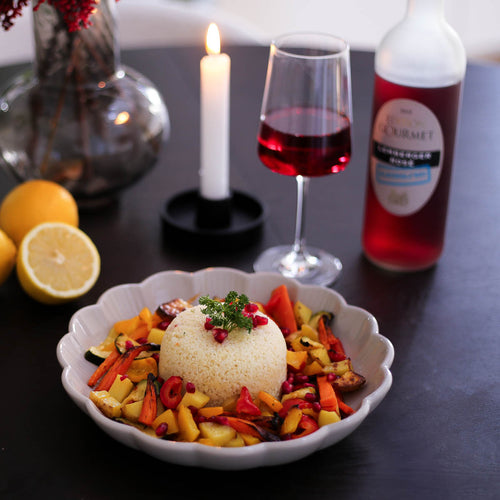 Couscous Gericht mit einer Flasche und Glas des WZG Edition Gourmet alkoholfrei