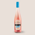 Flasche Edition Gourmet 0,0 Rosé der WZG mit roséfarbenem Getränk und blauem Flaschenverschluss.