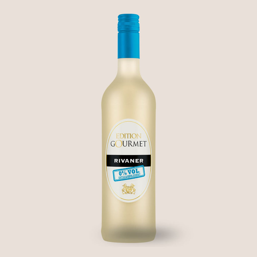 Flasche Edition Gourmet 0,0% VOL. Rivaner Weißwein der WZG vor hellem Hintergrund.