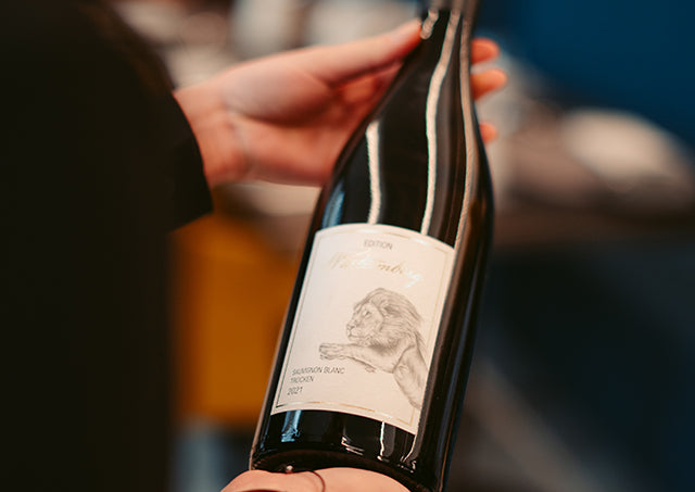Frau hält eine Flasche WZG Edition Württemberg in der Hand