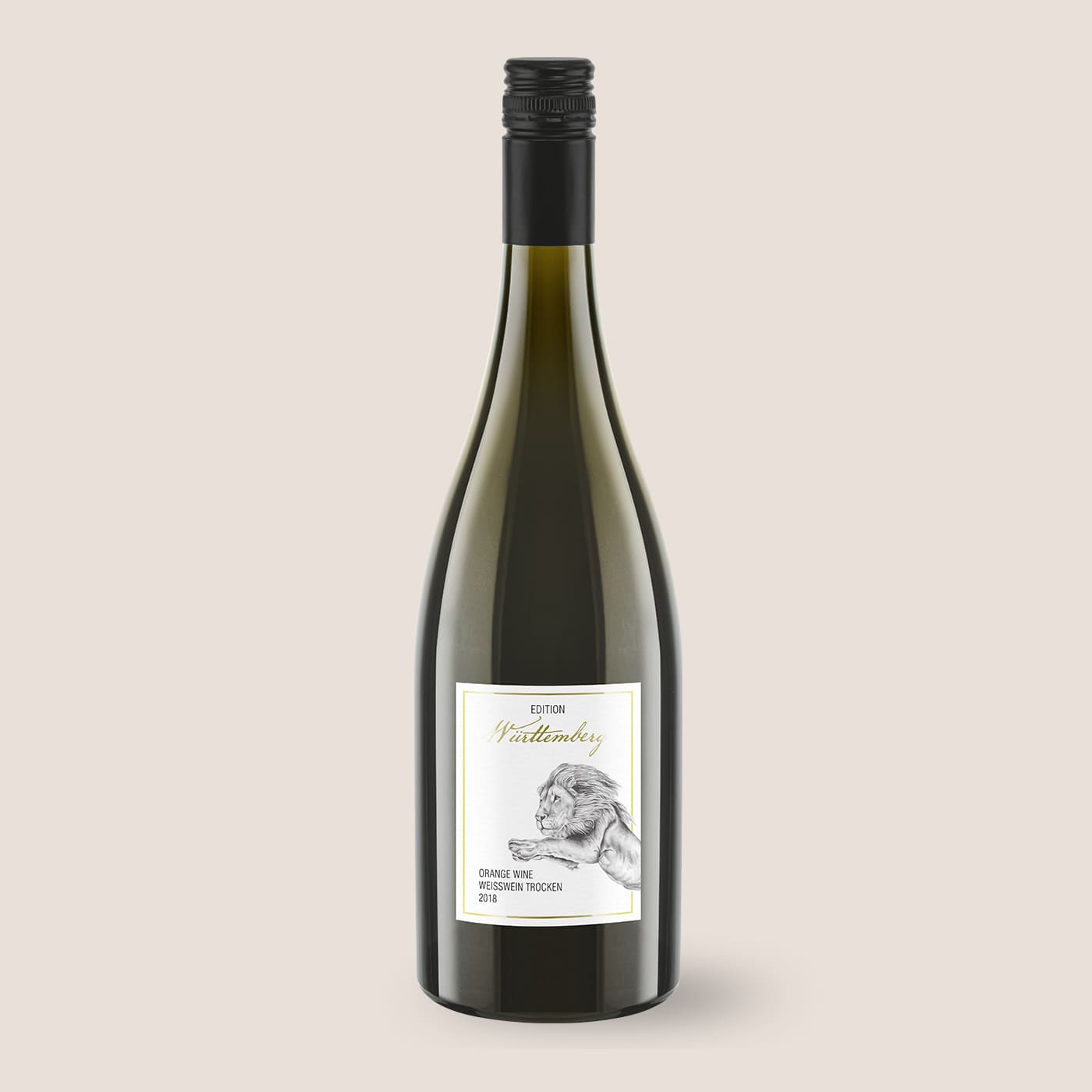 Flasche Edition Württemberg Orange Wine der WZG mit hellem Etikett vor neutralem Hintergrund.