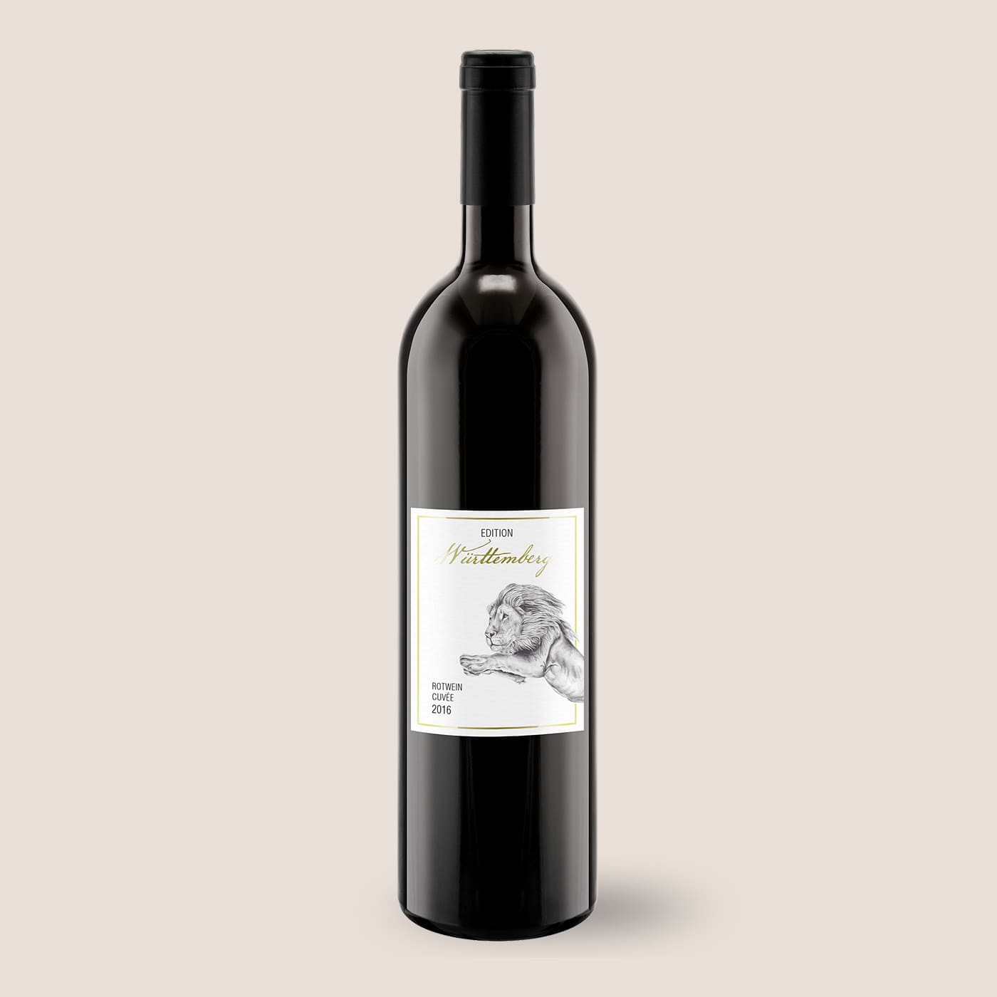 Flasche Edition Württemberg Rotwein der WZG mit weißem Etikett vor neutralem Hintergrund.