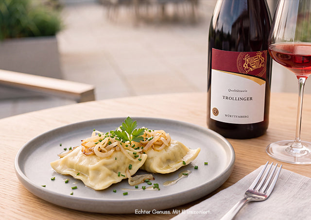 Maultaschen mit einer Flasche und Glas des WZG Ländle Trollinger