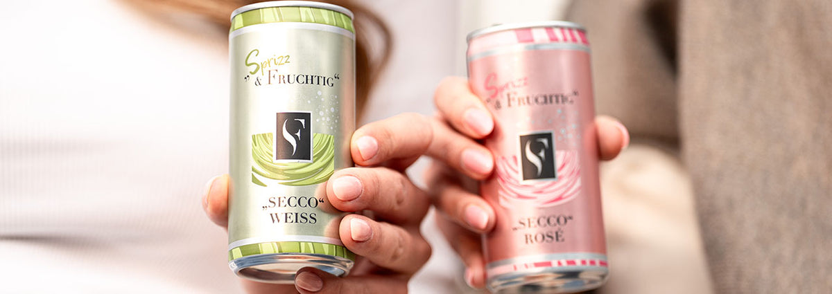 Zwei Hände halten jeweils eine der WZG Sprizz & Fruchtig Secco Dosen