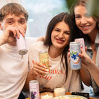 Drei Freunde genießen gemeinsam Sprizz & Fruchtig Infusion Getränke der WZG in geselliger Runde.