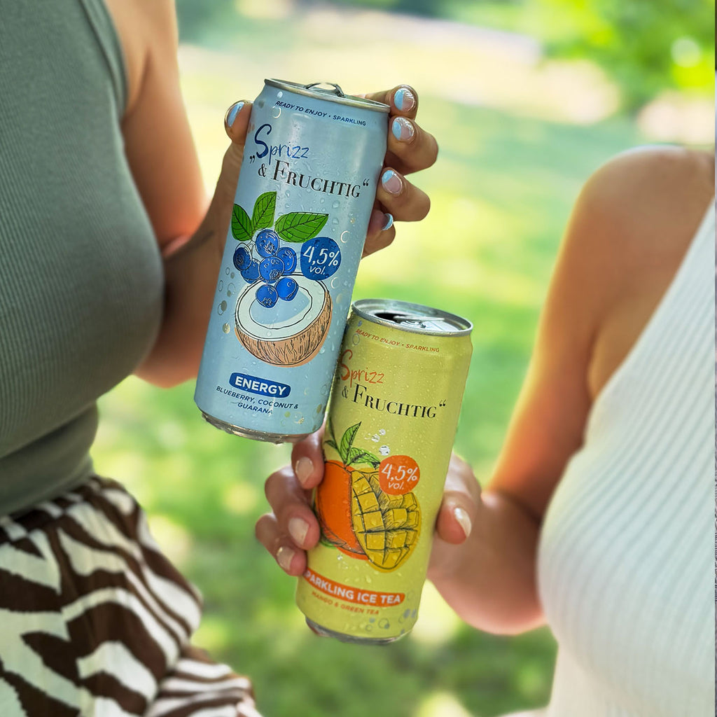 Person hält eine gelbe Sprizz & Fruchtig Dose der WZG im Freien in der Hand.