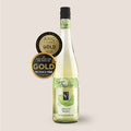 Flasche Sprizz & Fruchtig Secco weiss der WZG mit Gold-Auszeichnung vor hellem Hintergrund.