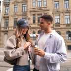 Frau und Mann genießen gemeinsam Süss & Fruchtig Secco der WZG in urbaner Umgebung.