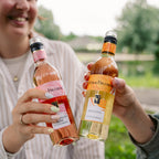 Freunde stoßen mit der Kleinflasche des WZG Süss & Fruchtig Trollinger Rose und Riesling an 