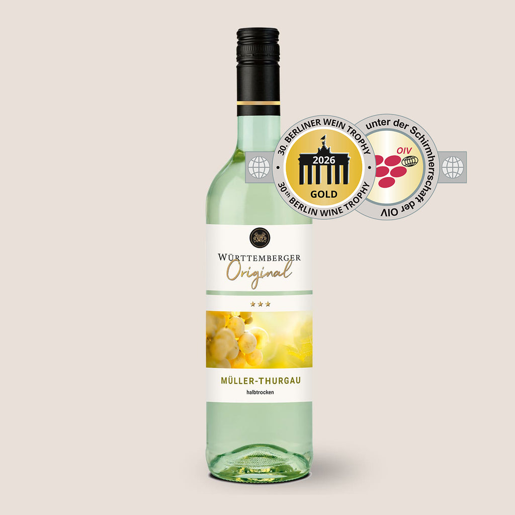 Flasche Weißwein Müller-Thurgau der WZG aus Württemberg mit zwei sichtbaren Wein-Auszeichnungen.