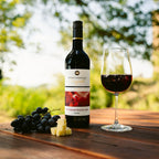 Württembgerger Original Schwarzriesling Rotwein aus dem Sortiment der WZG mit Weinglas in stilvoller Genussatmosphäre