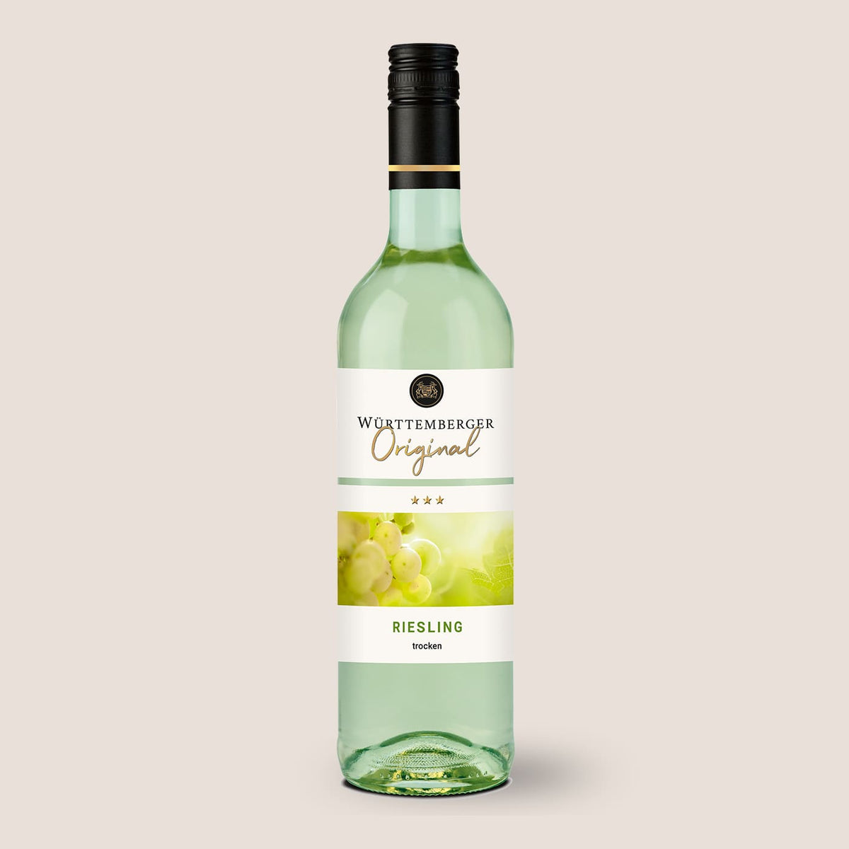 Württemberger Original Riesling von WZG in der Weißweinflasche vor hellem Hintergrund.