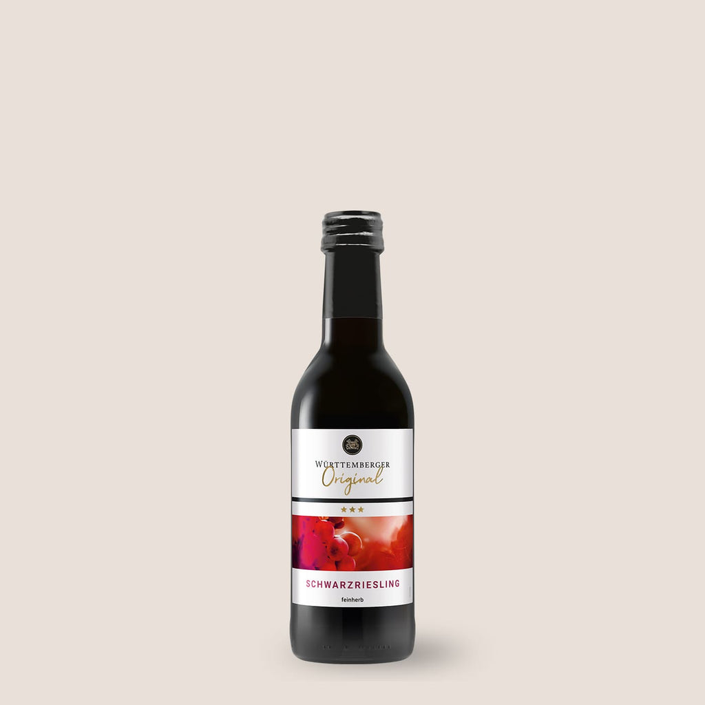 Würtemmberger Original Schwarzriesling Rotwein in der Kleinflasche der WZG aus Württemberg mit mehreren sichtbaren Weinprämierungen.