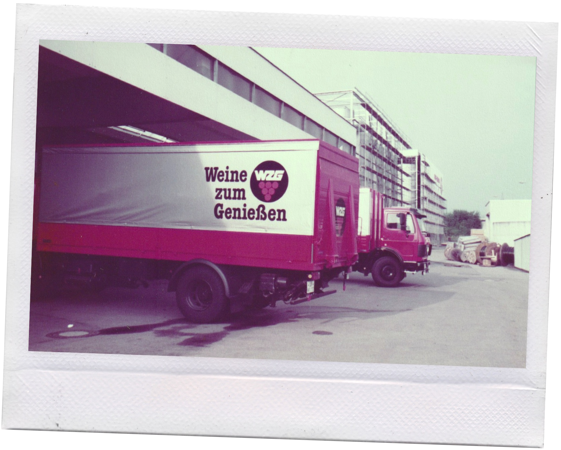 Historisches Foto eines WZG Lieferwagens 'Weine zum Genießen'