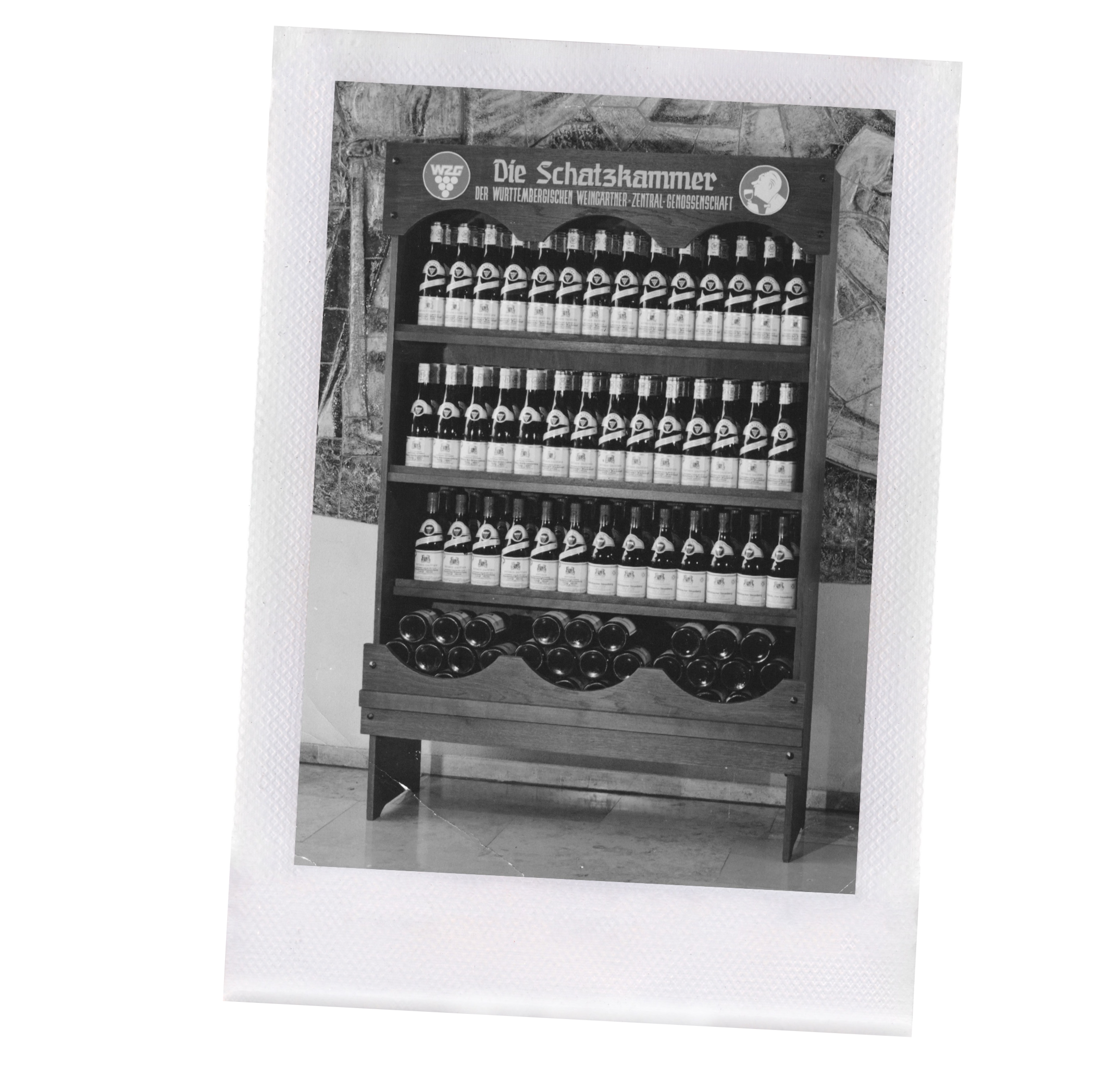Schwarz-weiß Foto von Weinregal gefüllt mit Weinen verschiedener Sorten der Schatzkammer WZG Geschichte Schatzkammer Weine