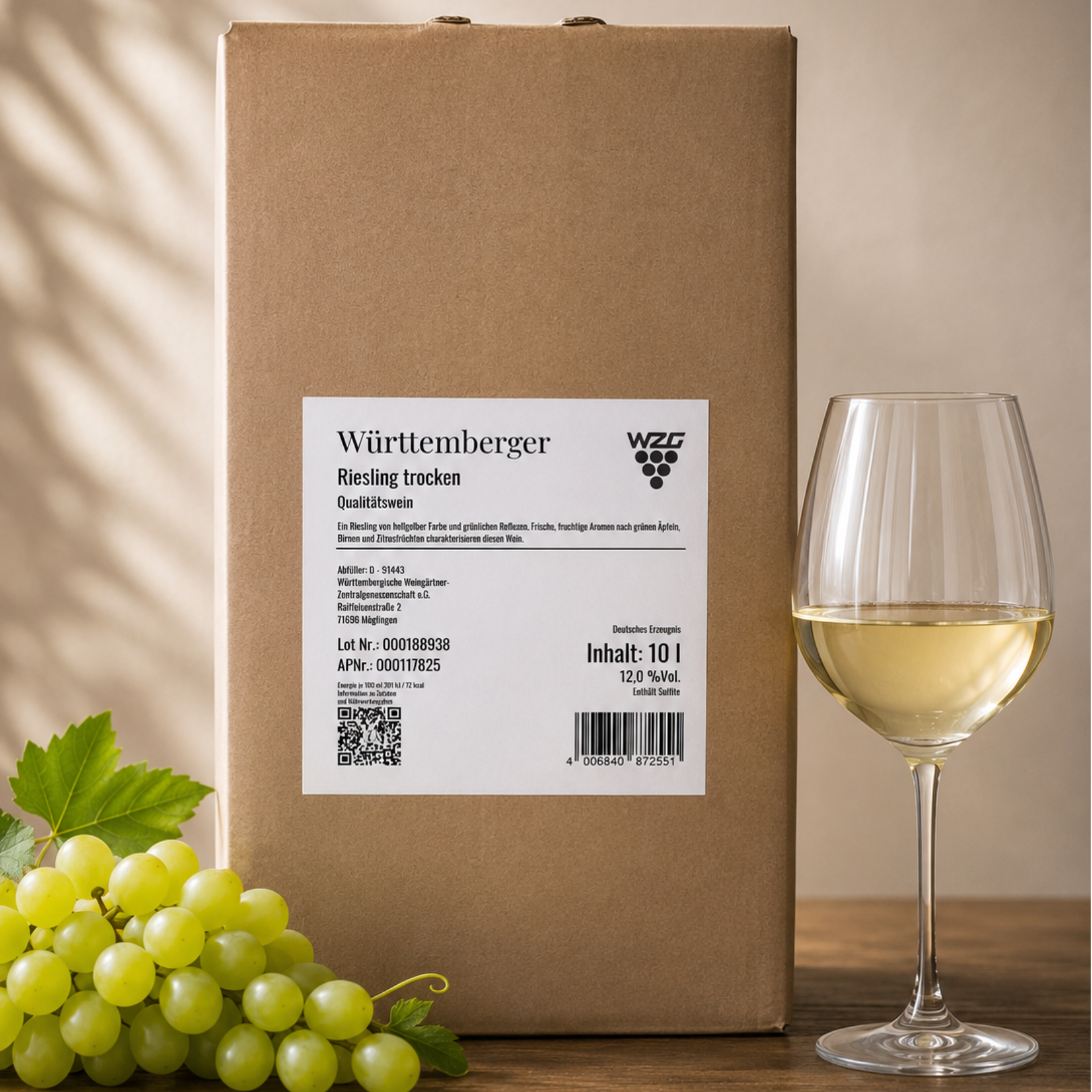 Württemberger Riesling trocken im 10 Liter Bag in Box mit Weißweinglas und hellen Weintrauben auf einem Holztisch.