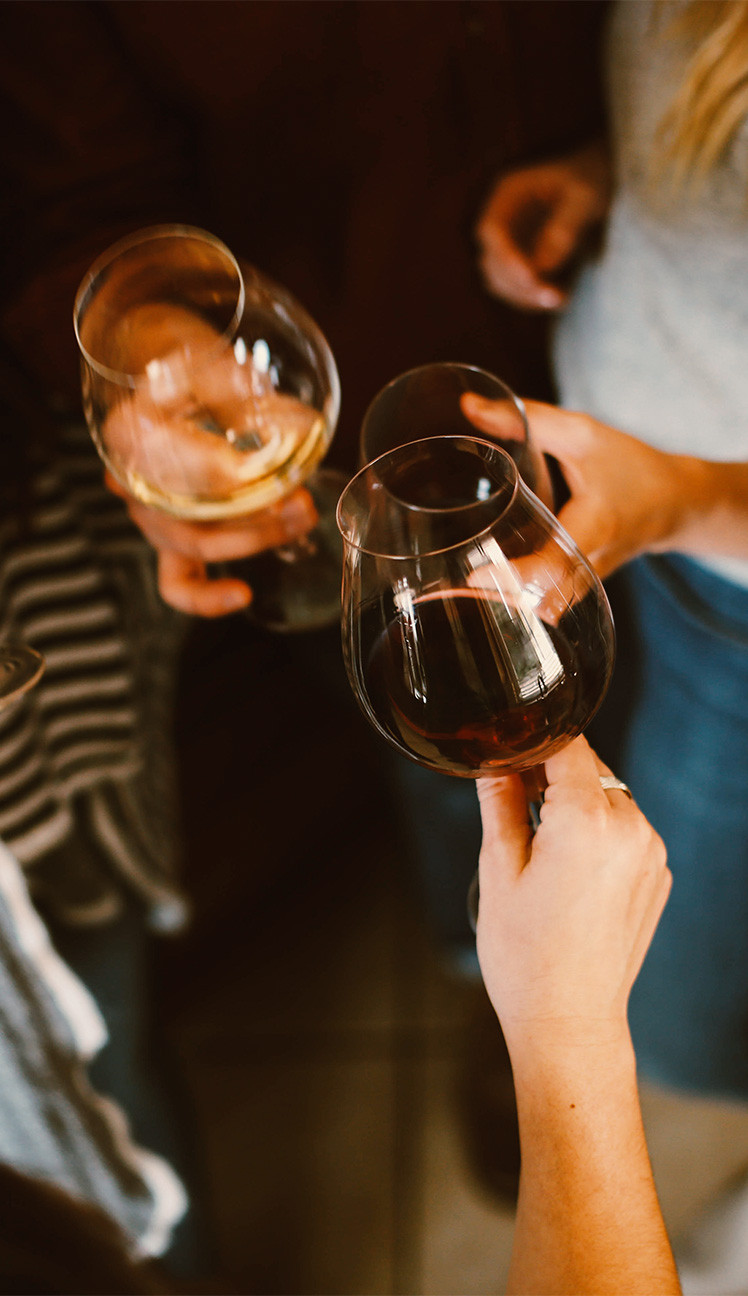 Anstoßen mit Weingläsern zum Mädelsabend WZG Anlass Wein zum Mädelsabend