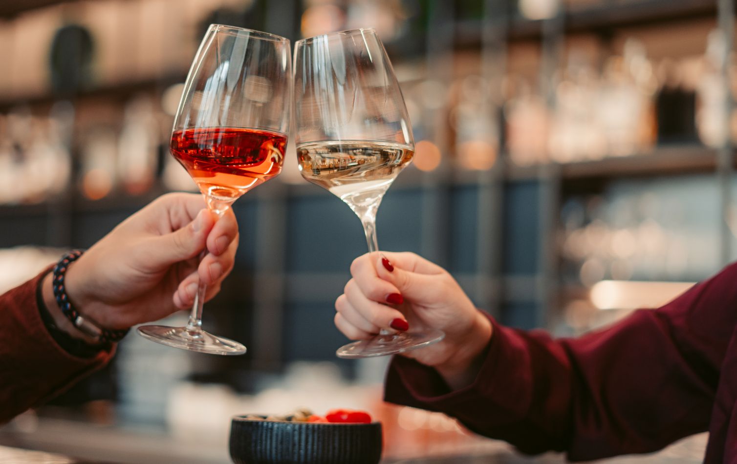 Zwei Weingläser mit Rotwein und Weißwein werden zusammengestoßen WZG Hintergrundbild Serie Weingläser