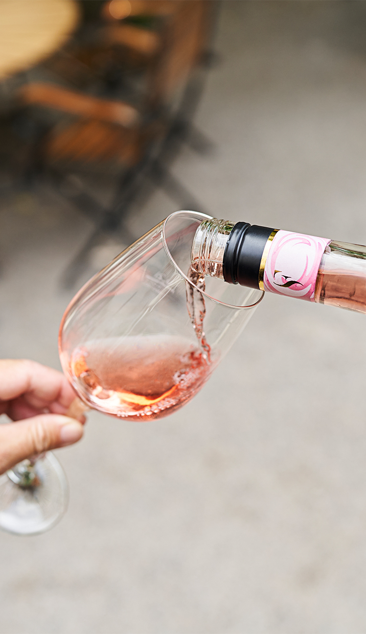 Anlass zum Weintrinken Roséwein wird in ein Weinglas eingeschenkt WZG Weinanlass Einfach so