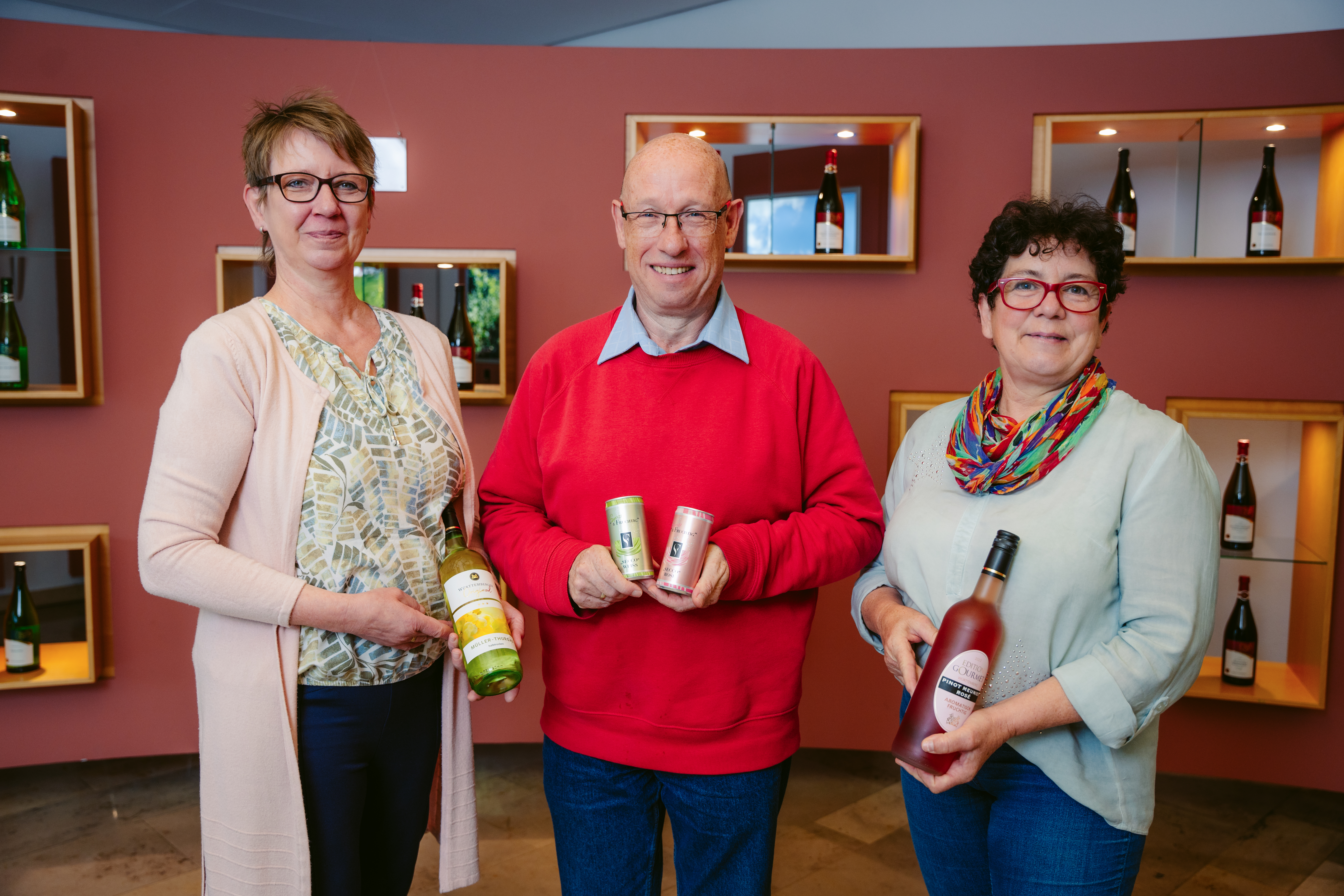 Foto von drei WZG Mitarbeitern der Vinothek WZG Team Vinothek